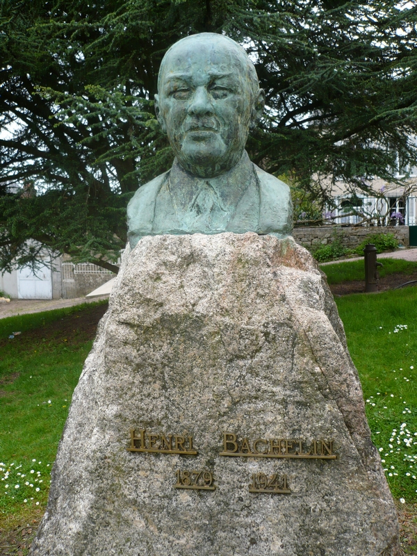Buste d’Henri Bachelin par Georges Sirdey, Lormes